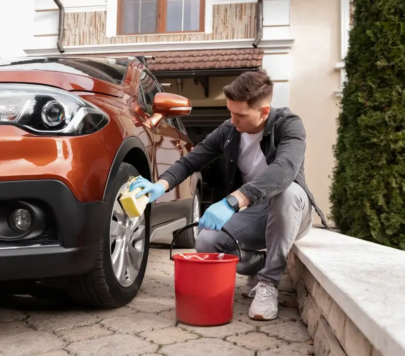 Lavage auto à domicile Aigues-Mortes : professionnel intervenant sur un véhicule